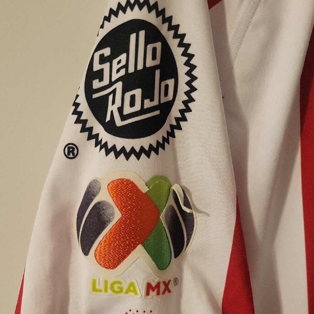 Puma White and Red Striped Club Deportivo Guadalajara Jersey - Picture 4 of 6